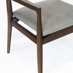 C-Chair avec dossier en rotin et siège rembourré en cuir et vinyle