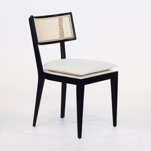C-Chair con asiento trasero de ratán y asiento tapizado en cuero y vinilo