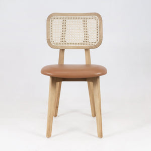 C-Chair avec dossier en rotin et siège rembourré en cuir et vinyle