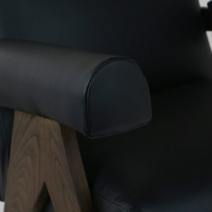 Jeanneret Boucle y silla decorativa tapizada en cuero